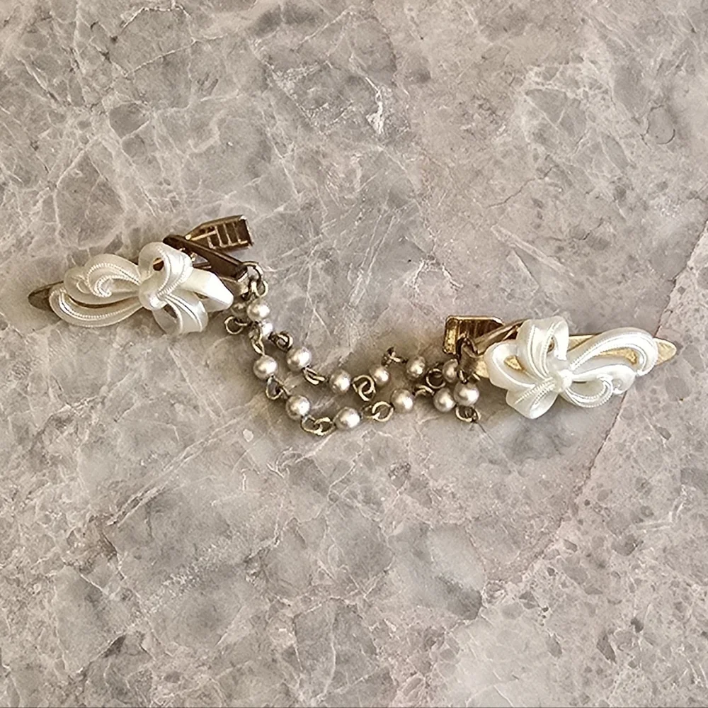 Vintage sweater guard dress gold tone chained alligator clip clasp metal acrylic